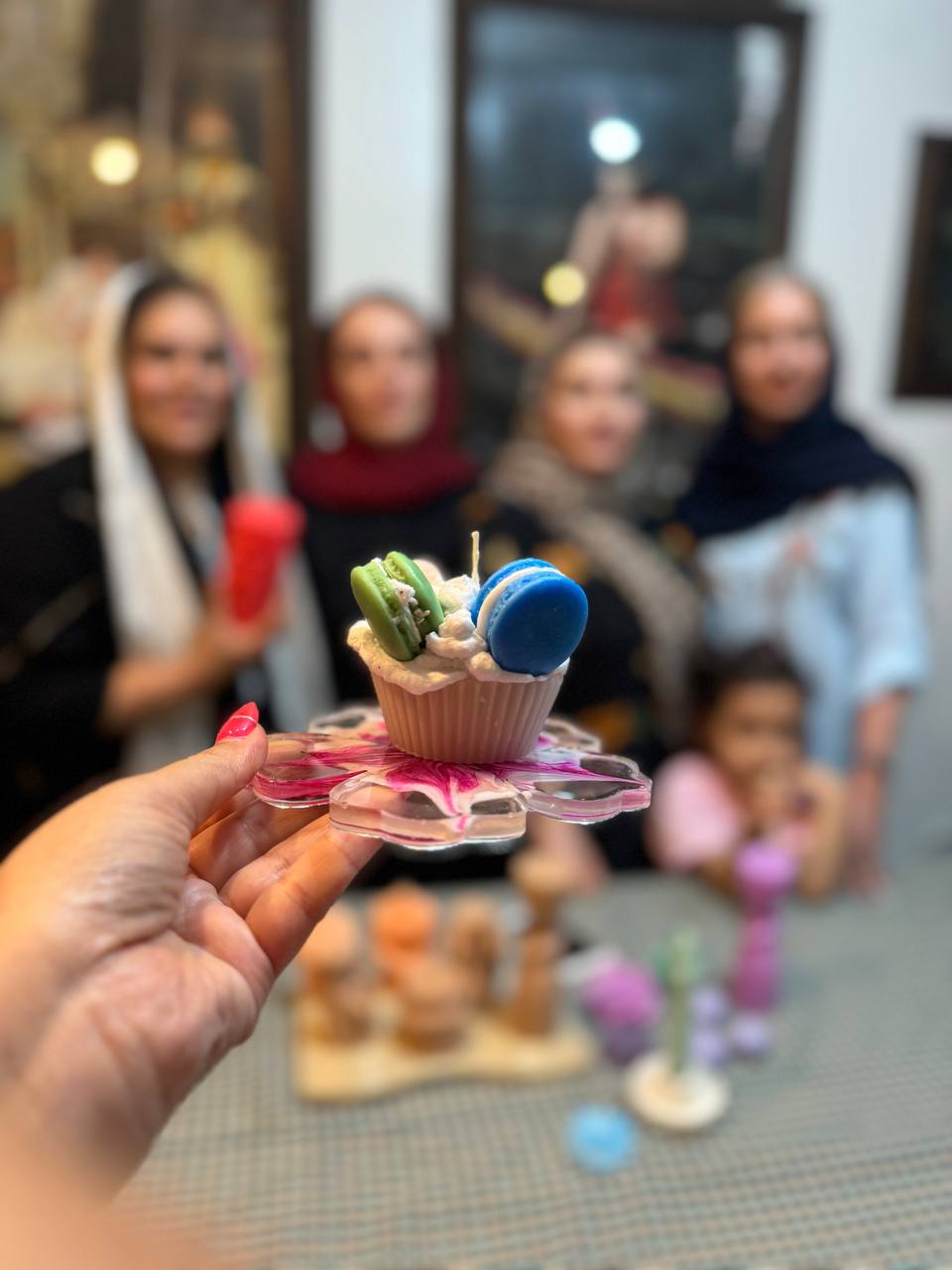 یک روز خوب با دوستان در کلاس رزین فنی حرفه‌ای
هر جلسه  رزین کاری یک دنیا خلاقیت و یادگیری رو در کنار من در کلاس رزین در کرج تجربه خواهید کرد 💖 از ساخت آثار هنری زیبا تا به اشتراک گذاشتن ایده‌ها و تجربیات، اینجا همیشه پر از انرژی مثبت است. 💪✨
به یادگیری و رشد در کنار هم ادامه می‌دهیم#کلاس_رزین #خلاقیت #دوستی #هنر